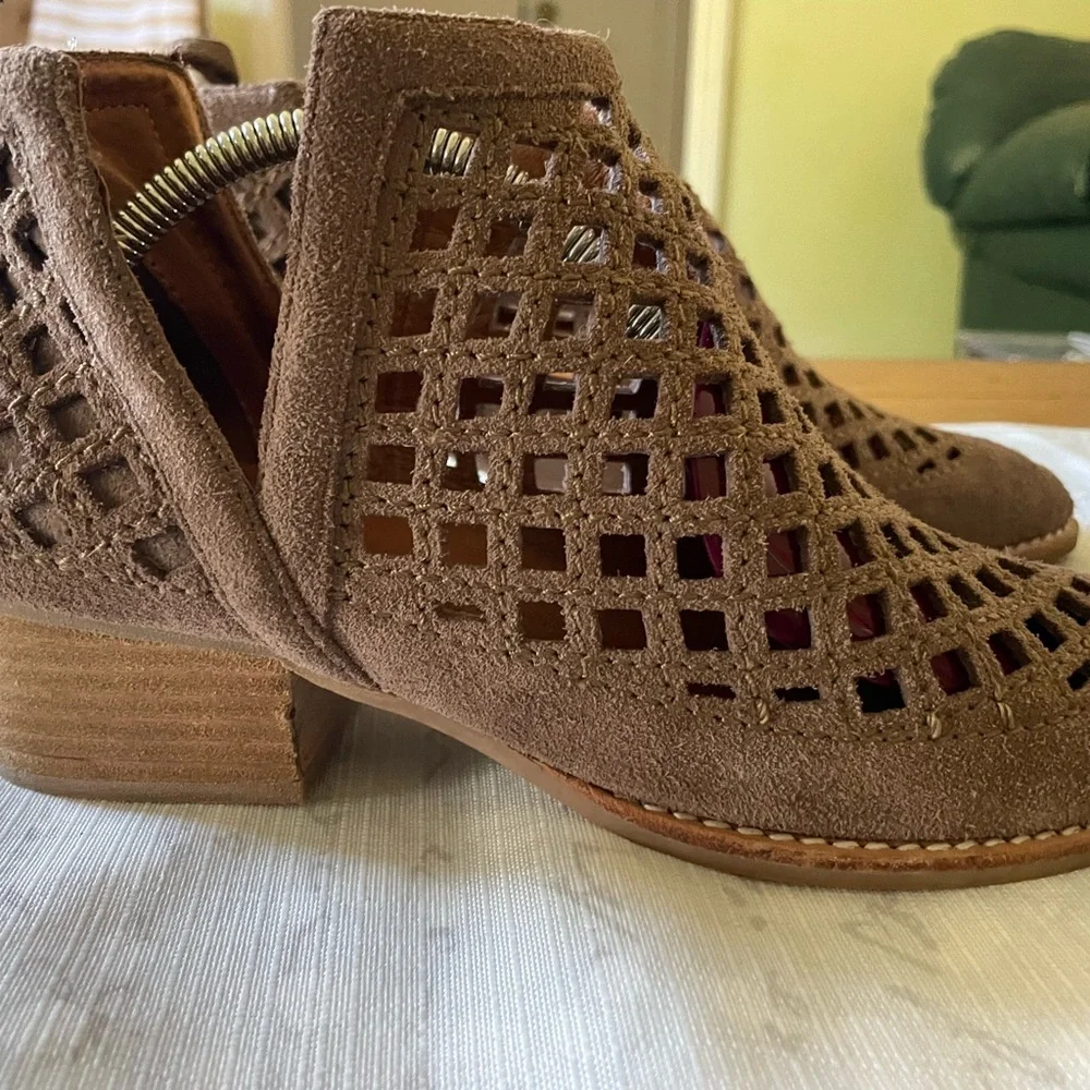 Jeffrey Campbell brown suede bootie size 7.5.
$4.99 shipping❤️ - Picture 2 of 14